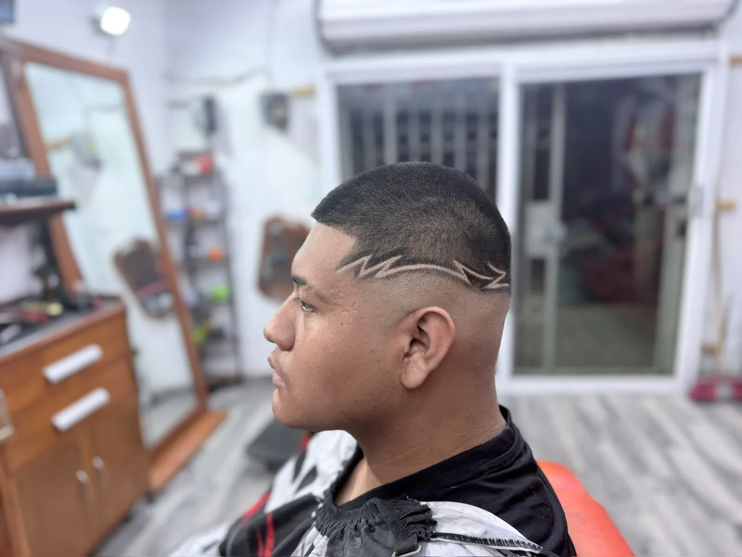 Corte degradado con diseño geométrico