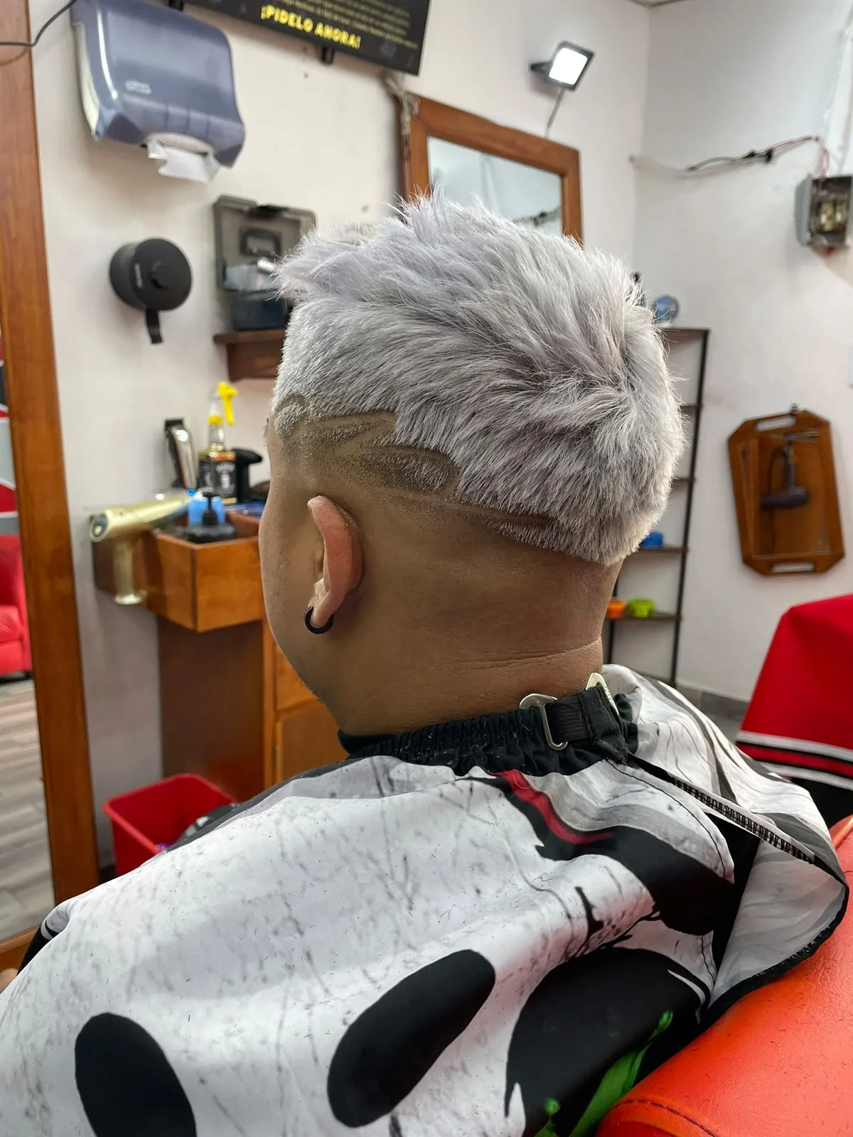 Corte de cabello gris con degradado